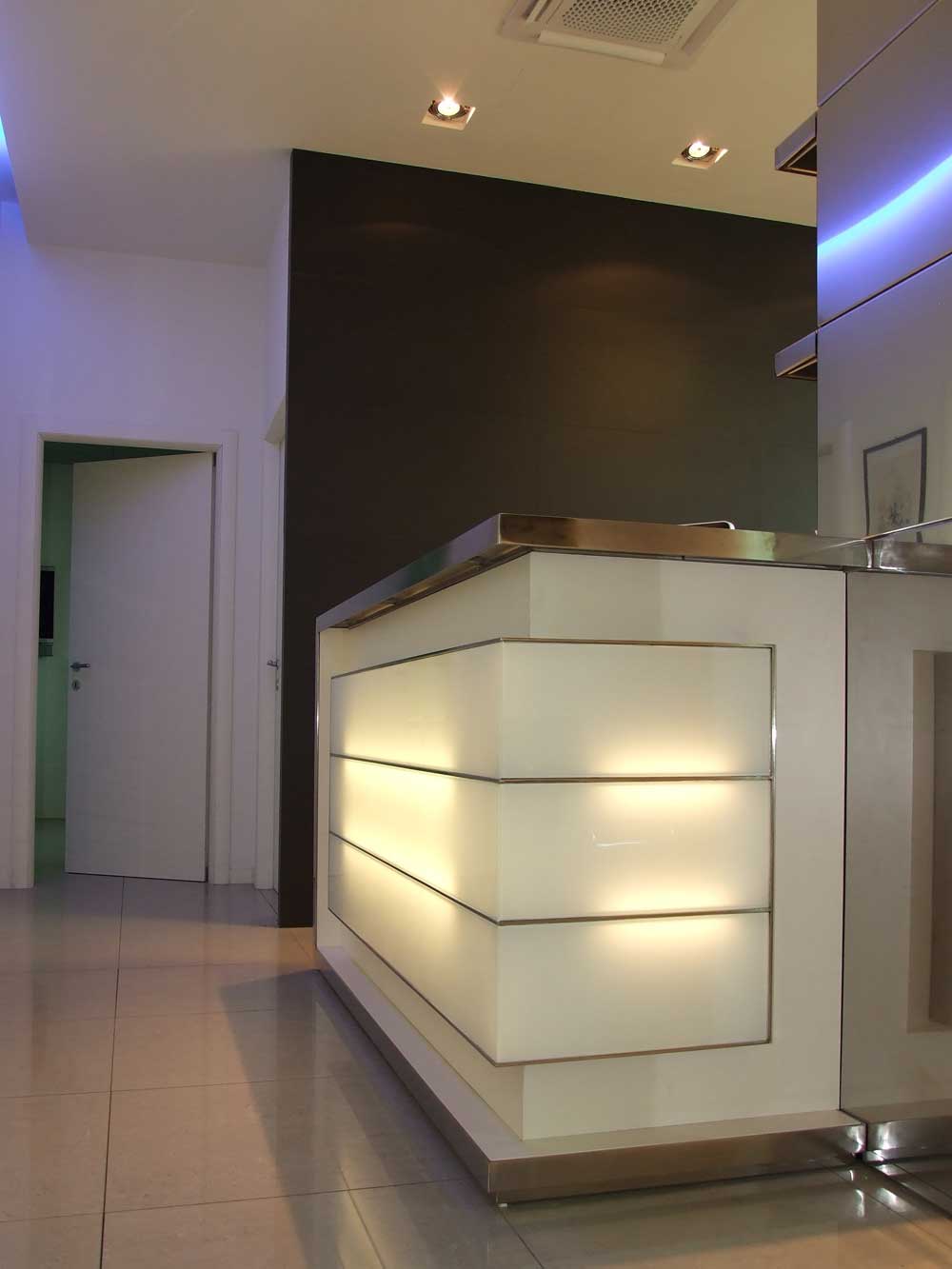 mobile-in-acciaio-illuminato-arredo-interno